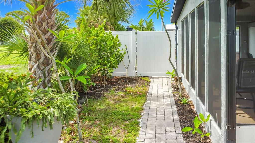 For Sale: $339,900 (3 beds, 1 baths, 924 Square Feet)