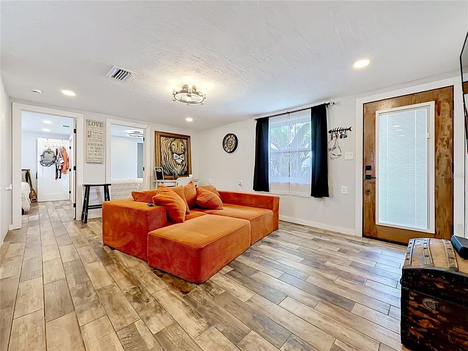 For Sale: $339,900 (3 beds, 1 baths, 924 Square Feet)