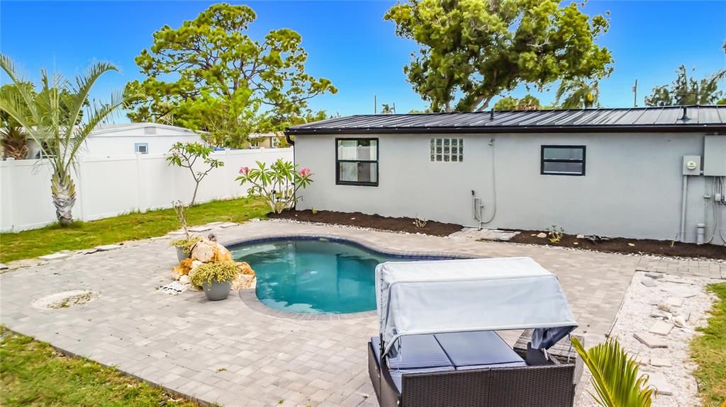 For Sale: $339,900 (3 beds, 1 baths, 924 Square Feet)