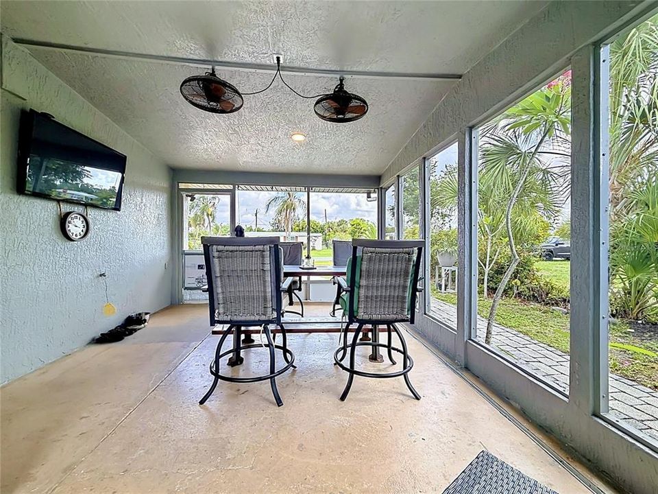For Sale: $339,900 (3 beds, 1 baths, 924 Square Feet)