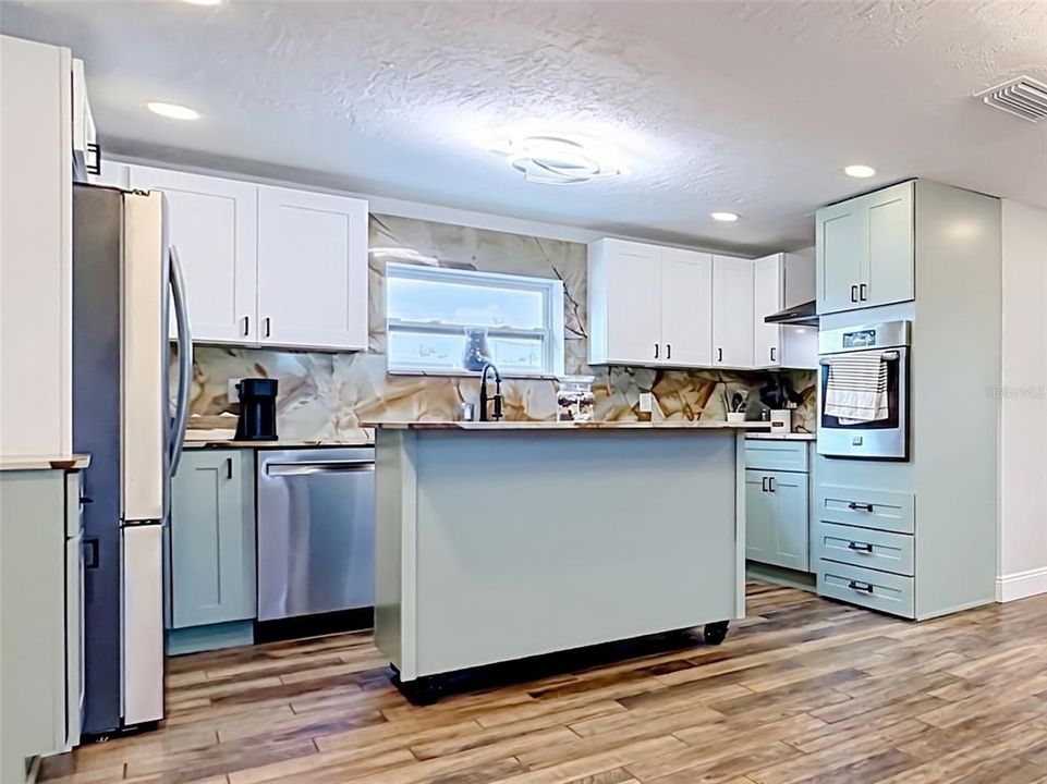 For Sale: $339,900 (3 beds, 1 baths, 924 Square Feet)
