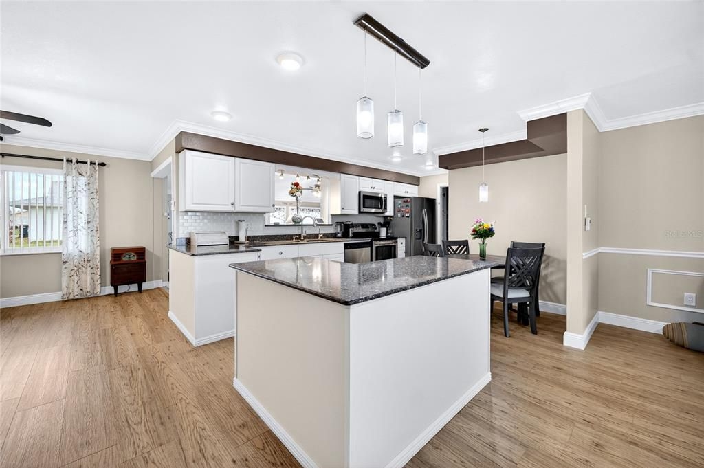 For Sale: $329,900 (2 beds, 2 baths, 1852 Square Feet)