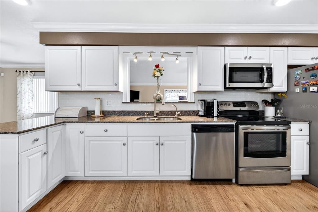 For Sale: $329,900 (2 beds, 2 baths, 1852 Square Feet)