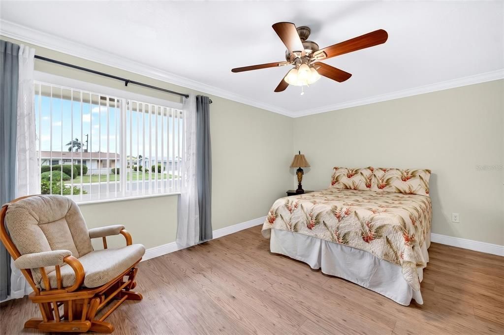 For Sale: $329,900 (2 beds, 2 baths, 1852 Square Feet)