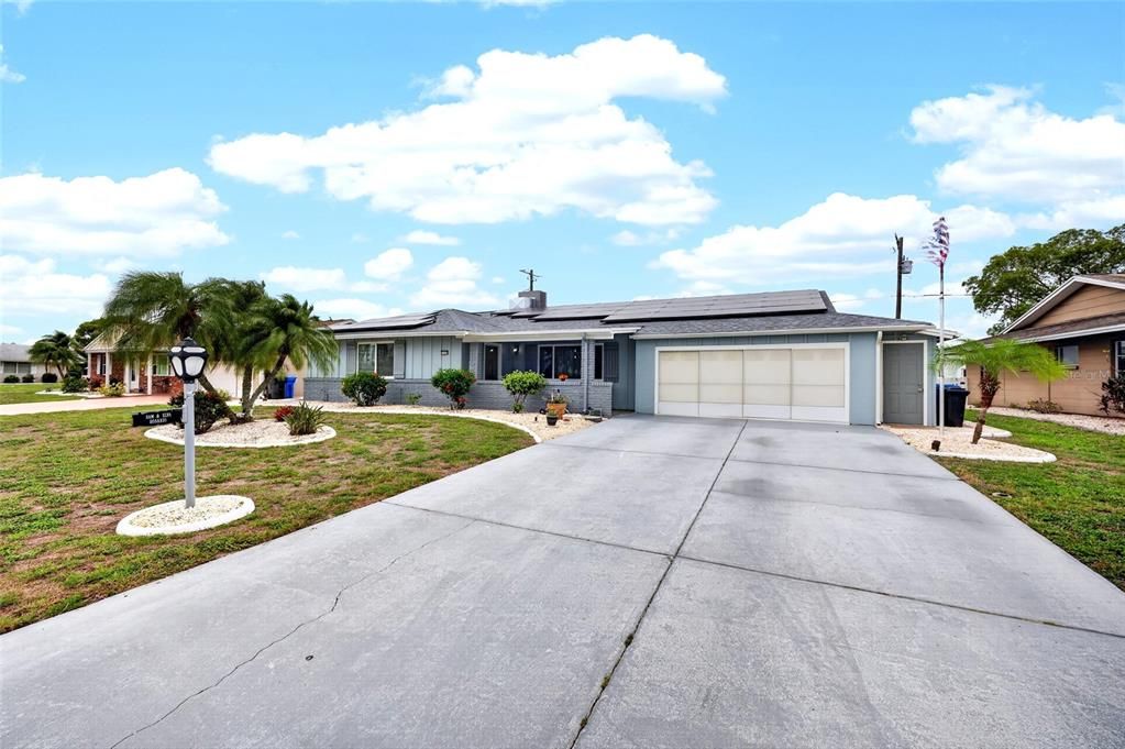 For Sale: $329,900 (2 beds, 2 baths, 1852 Square Feet)