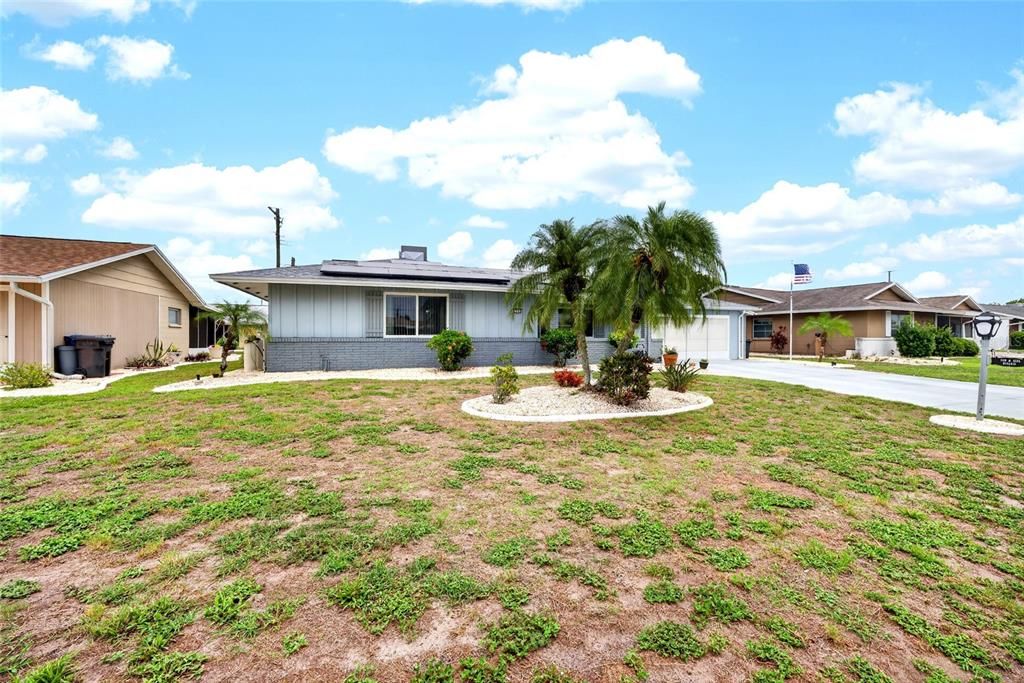 For Sale: $329,900 (2 beds, 2 baths, 1852 Square Feet)
