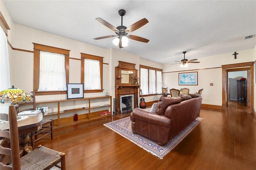 For Sale: $410,000 (3 beds, 1 baths, 1428 Square Feet)