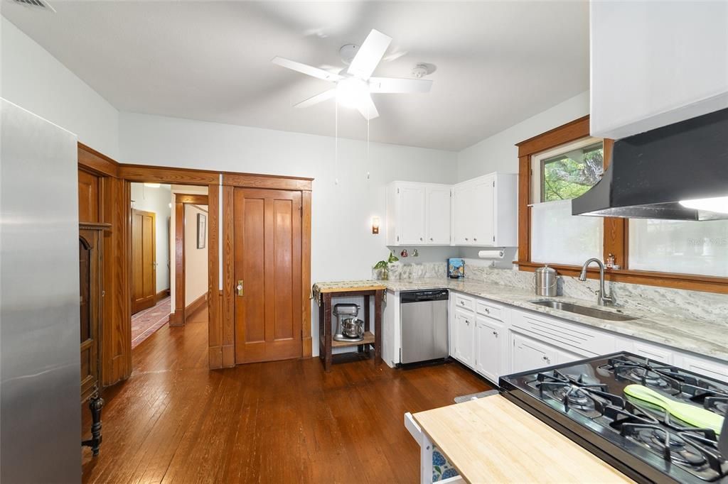 For Sale: $410,000 (3 beds, 1 baths, 1428 Square Feet)