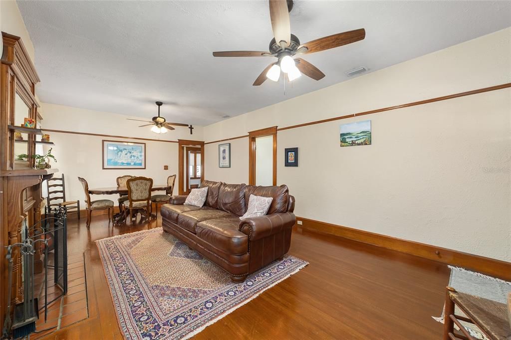 For Sale: $410,000 (3 beds, 1 baths, 1428 Square Feet)