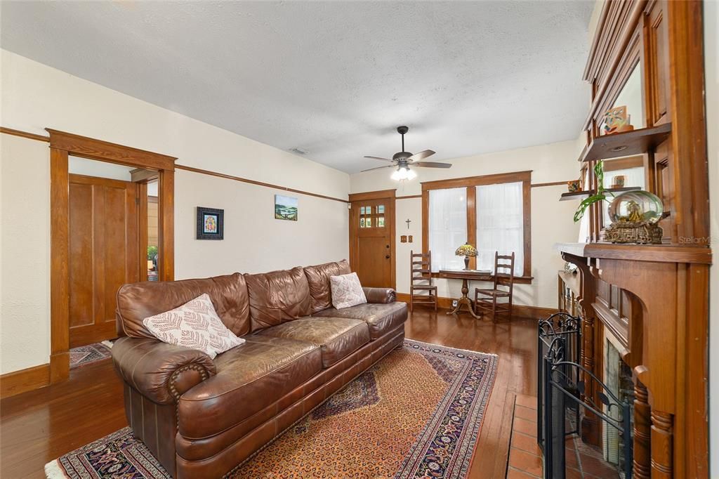 For Sale: $410,000 (3 beds, 1 baths, 1428 Square Feet)