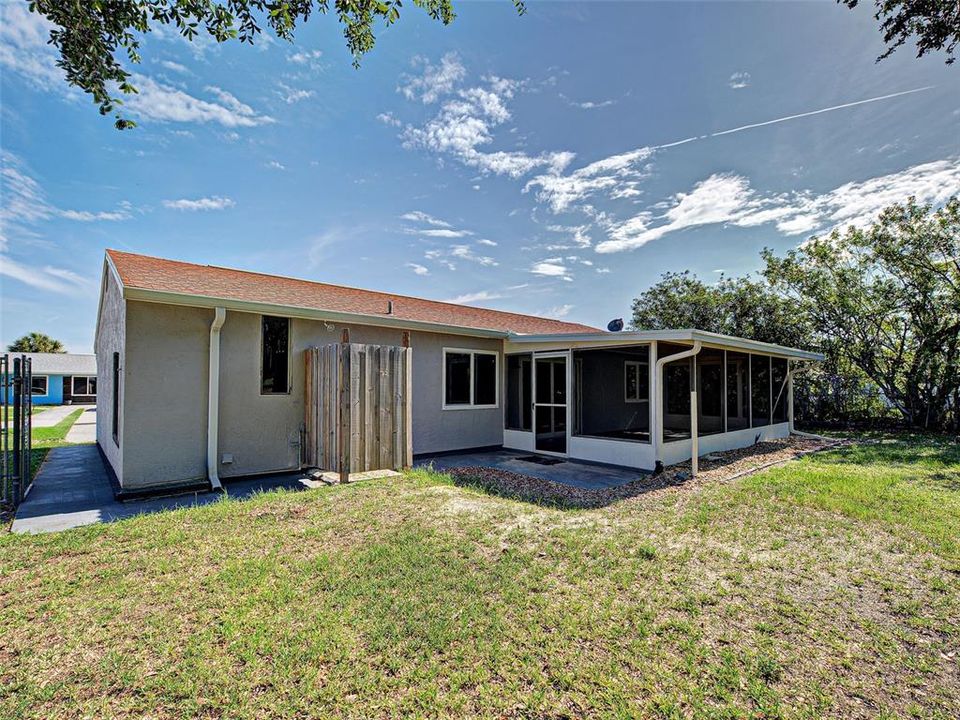 For Sale: $242,500 (2 beds, 1 baths, 912 Square Feet)