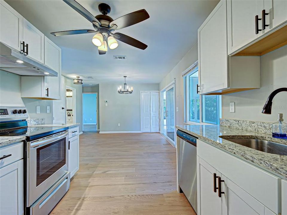 For Sale: $242,500 (2 beds, 1 baths, 912 Square Feet)