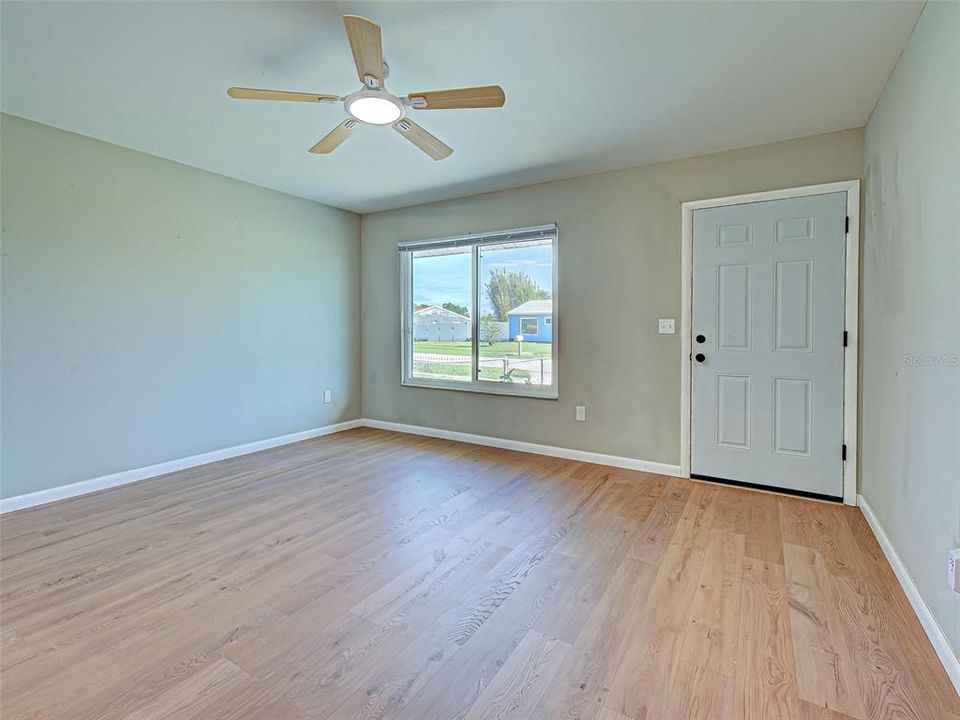 For Sale: $242,500 (2 beds, 1 baths, 912 Square Feet)