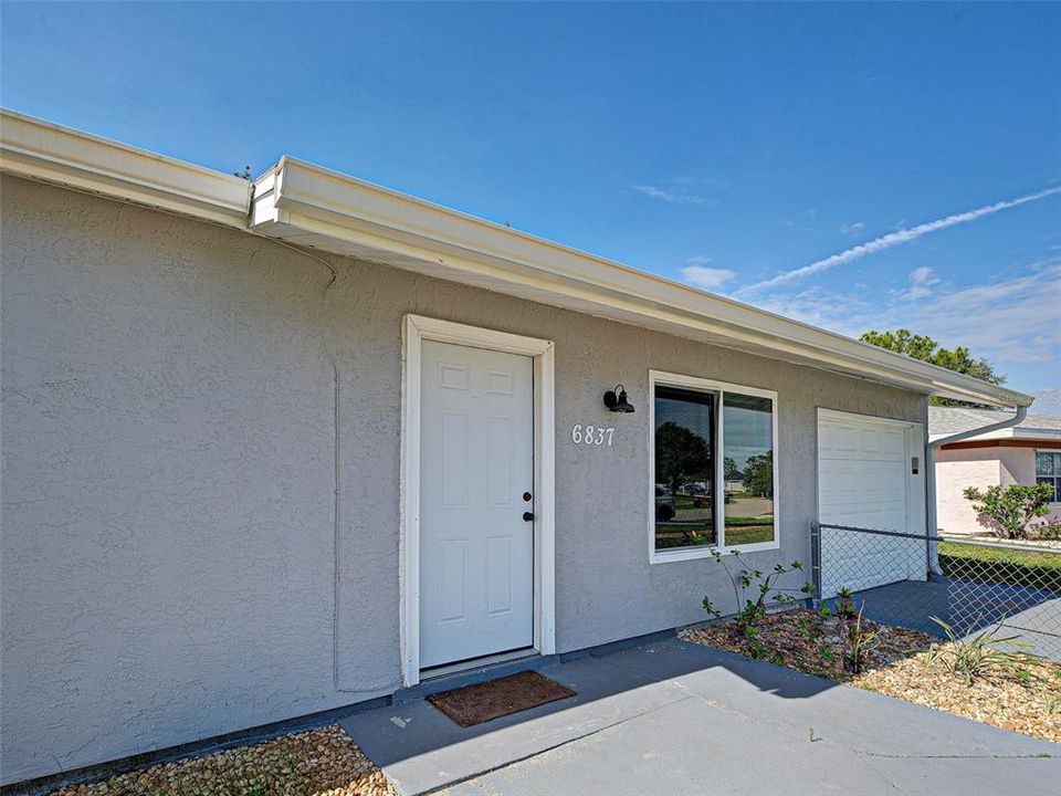 For Sale: $242,500 (2 beds, 1 baths, 912 Square Feet)