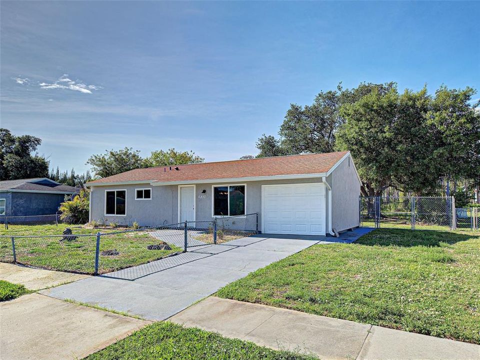 For Sale: $242,500 (2 beds, 1 baths, 912 Square Feet)