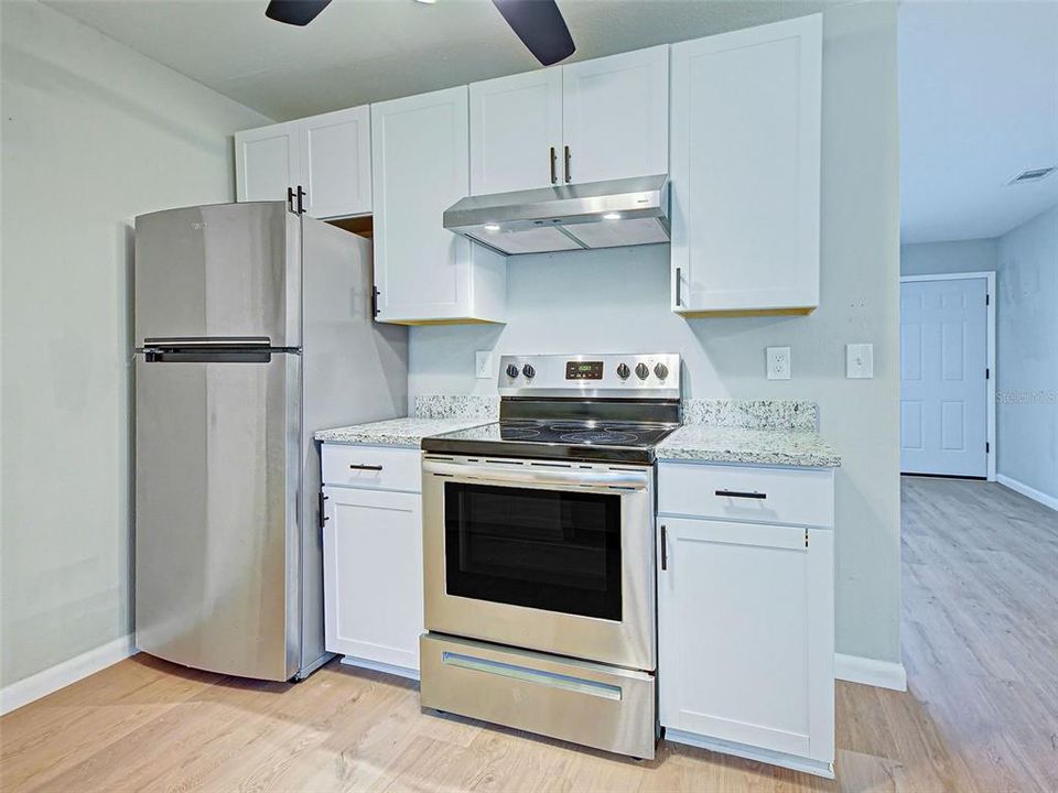 For Sale: $242,500 (2 beds, 1 baths, 912 Square Feet)