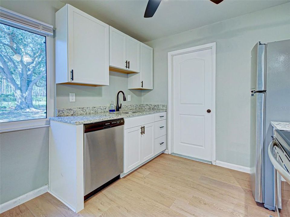 For Sale: $242,500 (2 beds, 1 baths, 912 Square Feet)