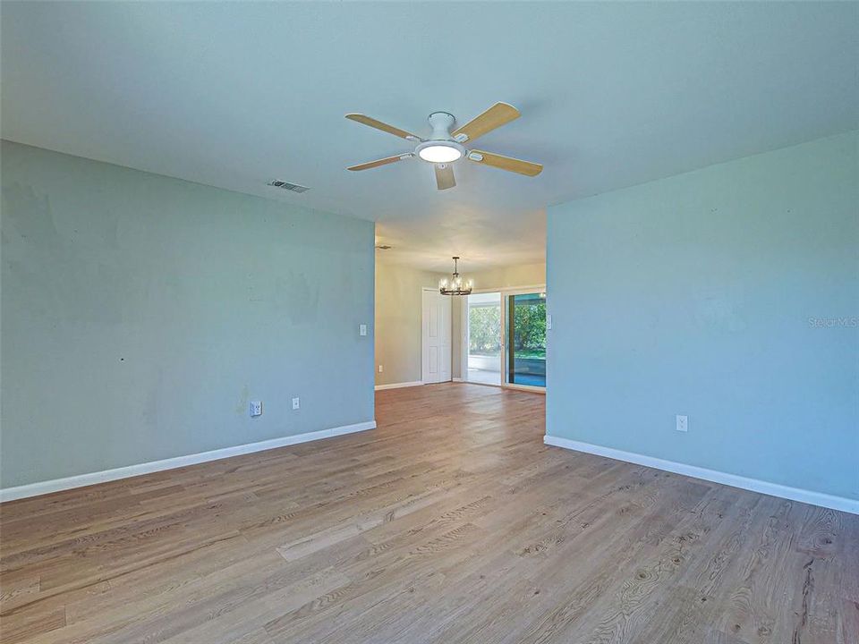 For Sale: $242,500 (2 beds, 1 baths, 912 Square Feet)