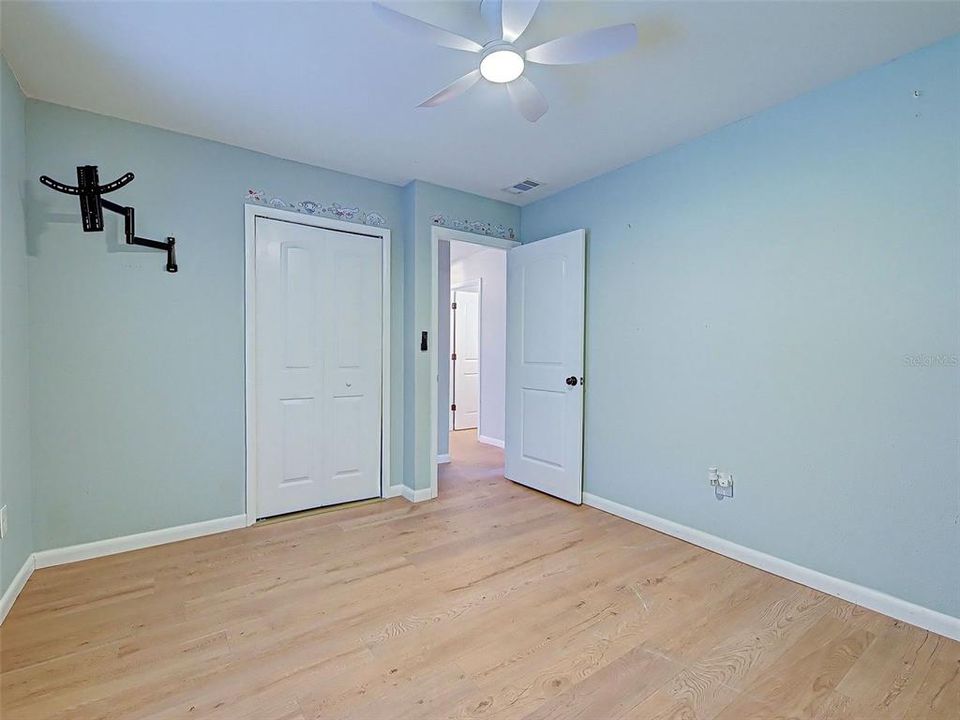 For Sale: $242,500 (2 beds, 1 baths, 912 Square Feet)