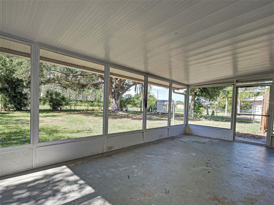 For Sale: $242,500 (2 beds, 1 baths, 912 Square Feet)
