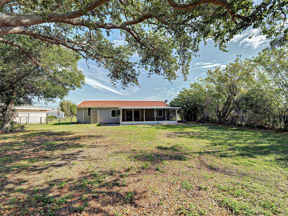 For Sale: $242,500 (2 beds, 1 baths, 912 Square Feet)