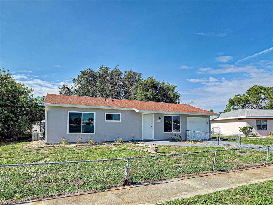 For Sale: $242,500 (2 beds, 1 baths, 912 Square Feet)