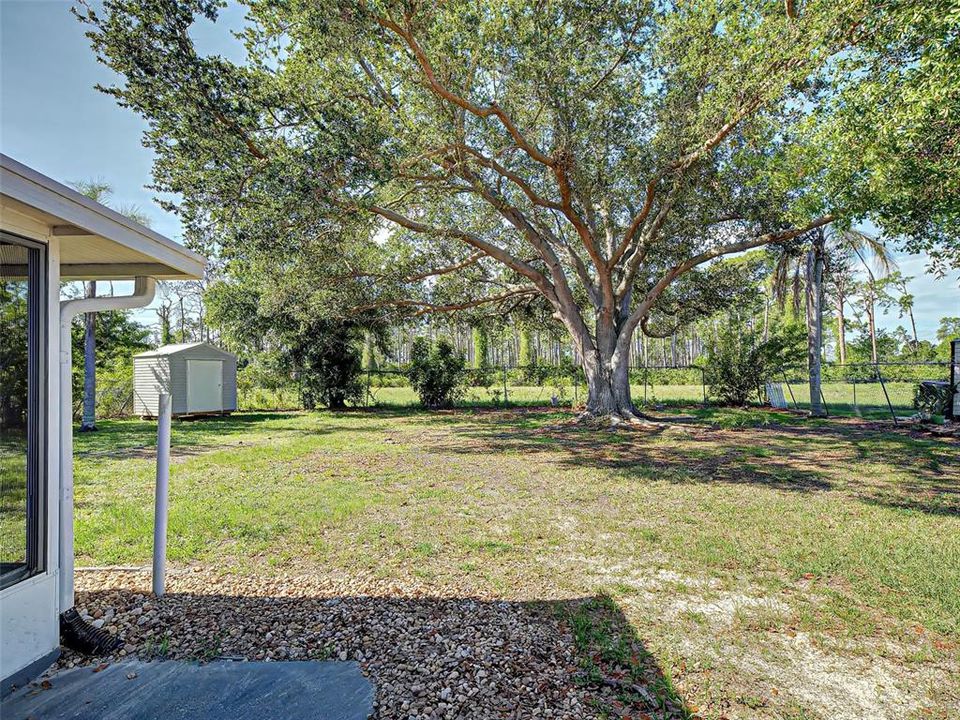 For Sale: $242,500 (2 beds, 1 baths, 912 Square Feet)