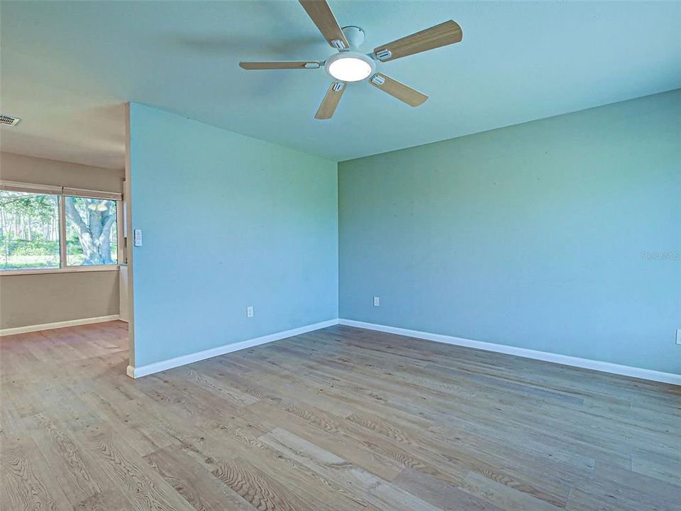For Sale: $242,500 (2 beds, 1 baths, 912 Square Feet)