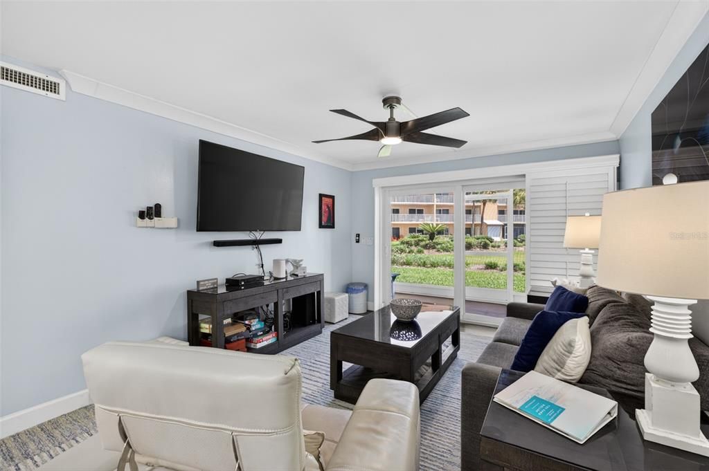 For Sale: $600,000 (2 beds, 2 baths, 1129 Square Feet)
