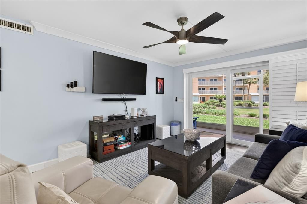 For Sale: $600,000 (2 beds, 2 baths, 1129 Square Feet)