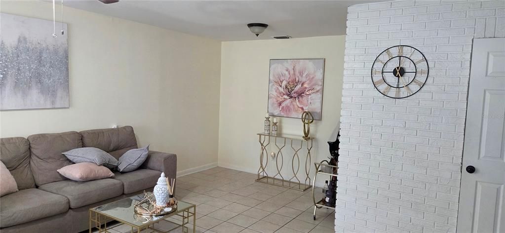 For Sale: $349,900 (3 beds, 1 baths, 1189 Square Feet)