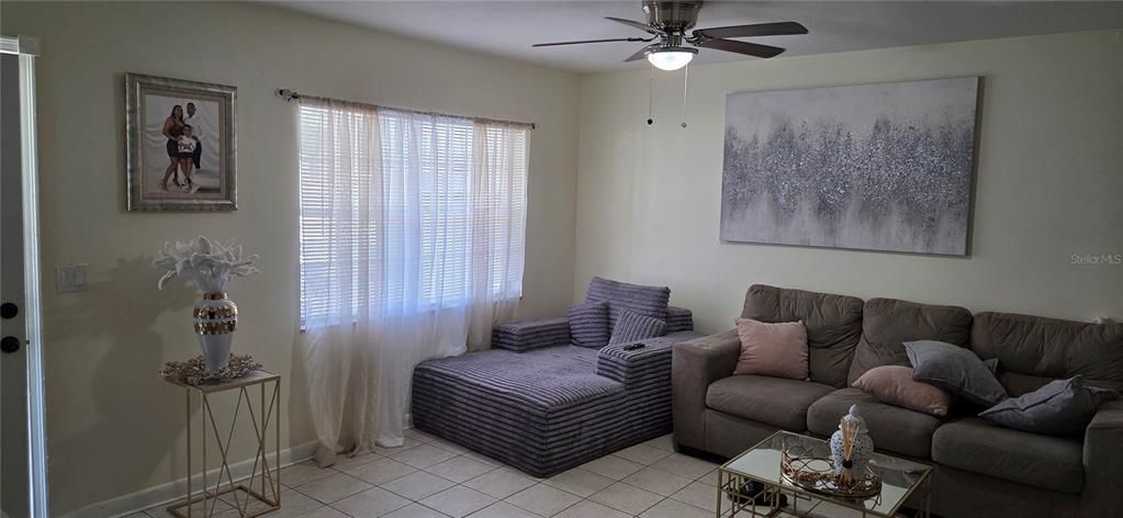 For Sale: $349,900 (3 beds, 1 baths, 1189 Square Feet)