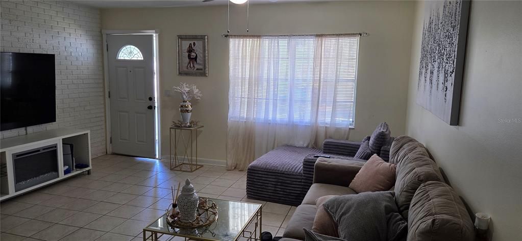 For Sale: $349,900 (3 beds, 1 baths, 1189 Square Feet)
