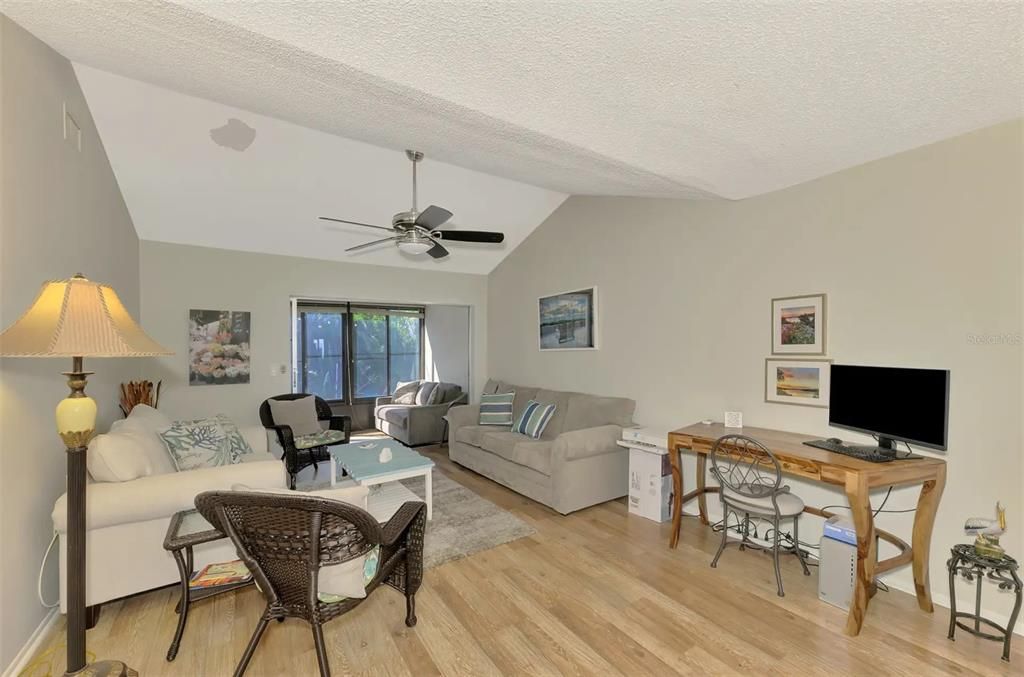 For Sale: $125,000 (2 beds, 2 baths, 933 Square Feet)