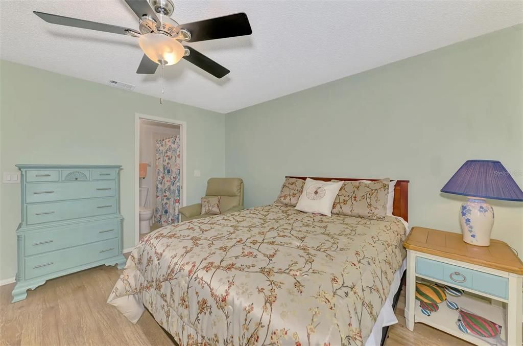 For Sale: $125,000 (2 beds, 2 baths, 933 Square Feet)