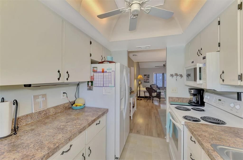 For Sale: $125,000 (2 beds, 2 baths, 933 Square Feet)