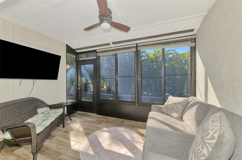 For Sale: $125,000 (2 beds, 2 baths, 933 Square Feet)