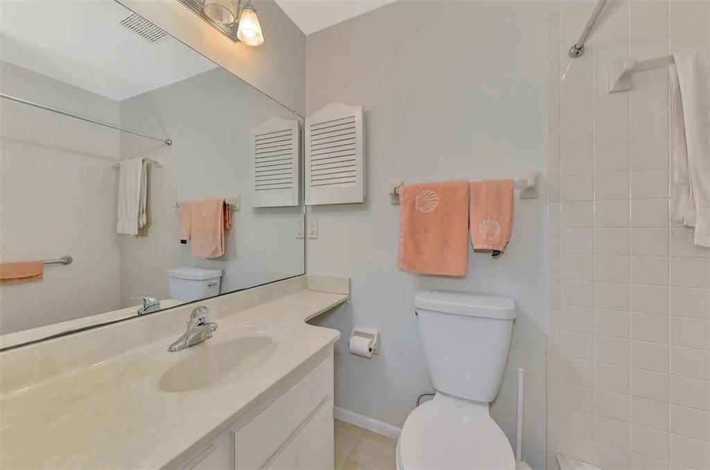 For Sale: $125,000 (2 beds, 2 baths, 933 Square Feet)