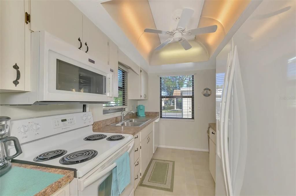 For Sale: $125,000 (2 beds, 2 baths, 933 Square Feet)