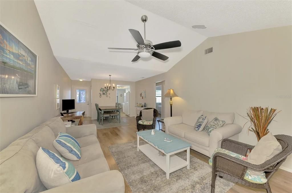 For Sale: $125,000 (2 beds, 2 baths, 933 Square Feet)