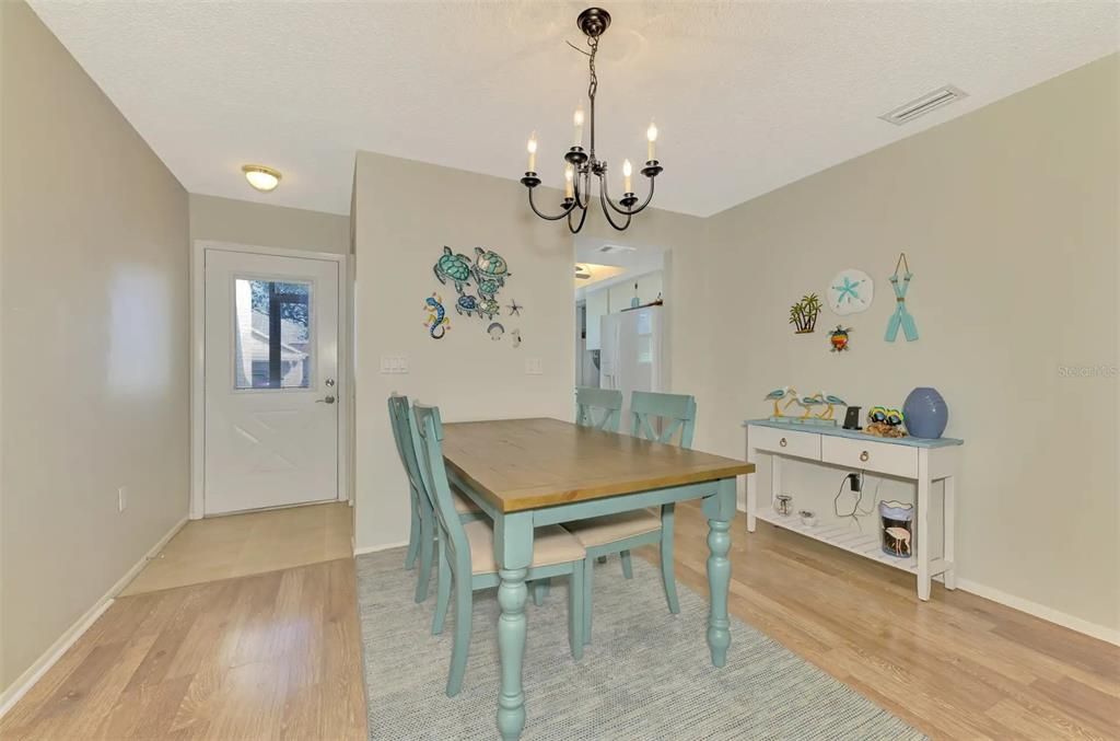 For Sale: $125,000 (2 beds, 2 baths, 933 Square Feet)
