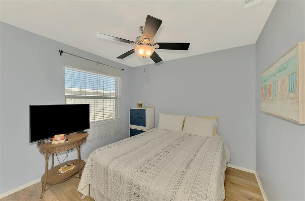 For Sale: $125,000 (2 beds, 2 baths, 933 Square Feet)