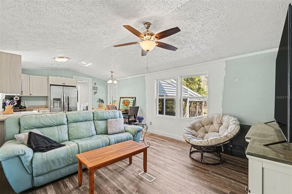 For Sale: $699,000 (2 beds, 2 baths, 966 Square Feet)