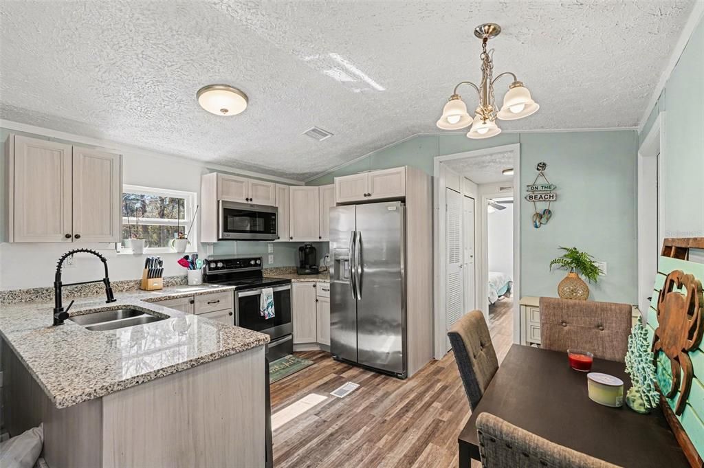 For Sale: $699,000 (2 beds, 2 baths, 966 Square Feet)