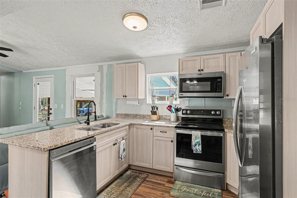 For Sale: $699,000 (2 beds, 2 baths, 966 Square Feet)