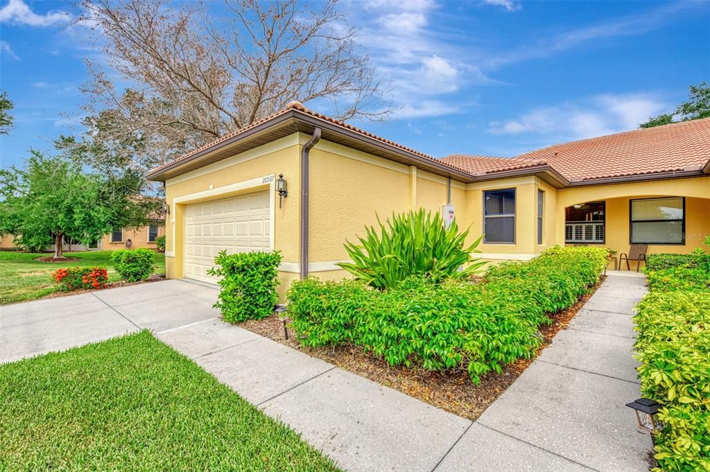 For Sale: $370,000 (2 beds, 2 baths, 1600 Square Feet)