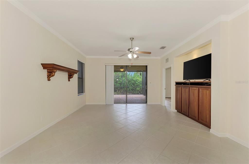 For Sale: $370,000 (2 beds, 2 baths, 1600 Square Feet)