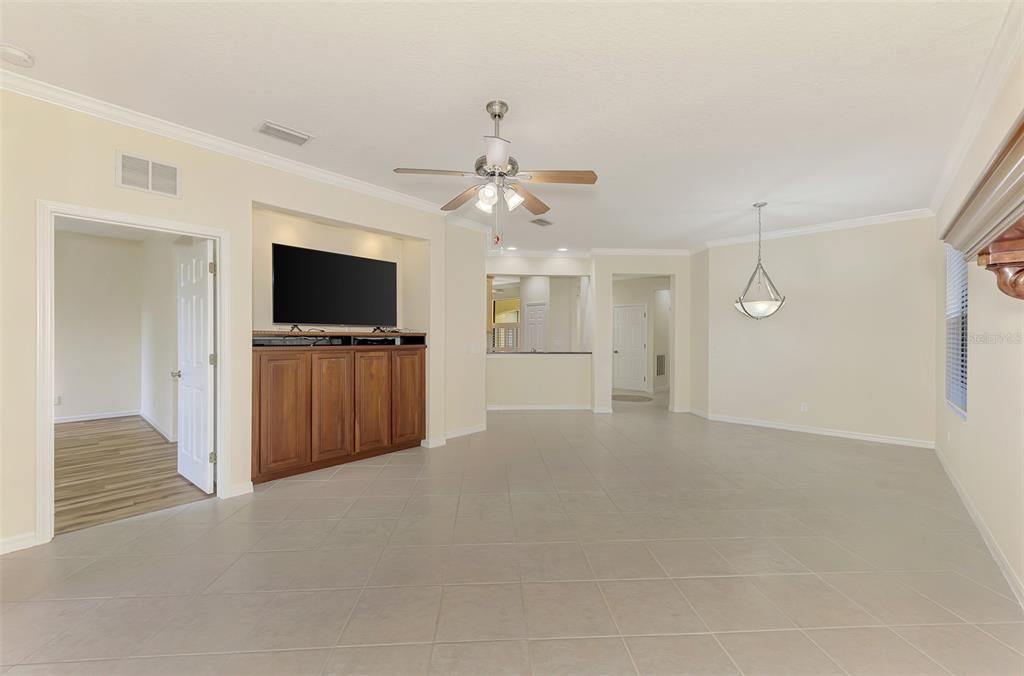 For Sale: $370,000 (2 beds, 2 baths, 1600 Square Feet)