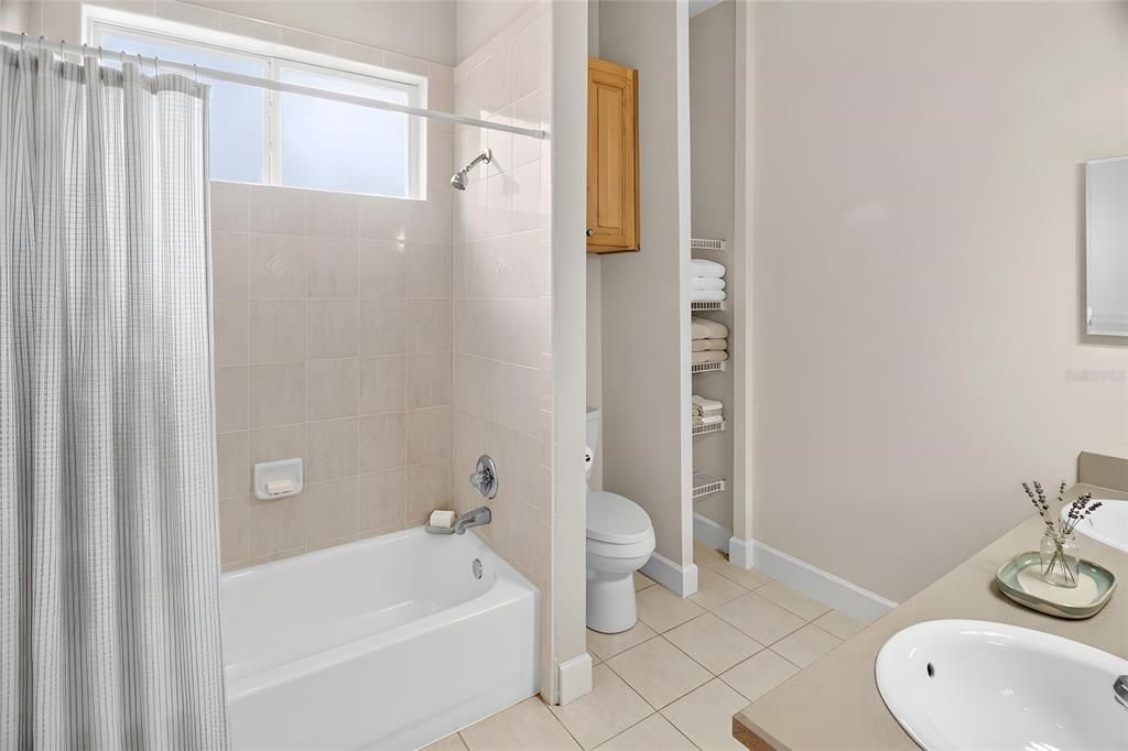 For Sale: $450,000 (4 beds, 2 baths, 2000 Square Feet)