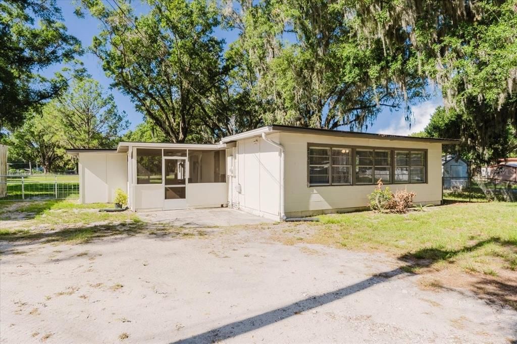 For Sale: $279,950 (3 beds, 2 baths, 1196 Square Feet)